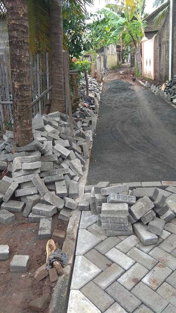 Dua Warga Ribut Rebutan Paving Blok Bekas