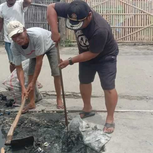 Perbaiki Saluran Air, Warga Salembaran Jaya Antisipasi Banjir