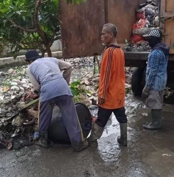 Warga Dilarang Buang Sampah di Kali