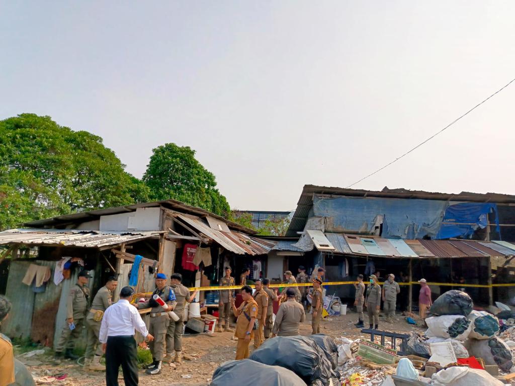 DLH Kota Tangsel Segel TPS Ilegal di Pondok Aren