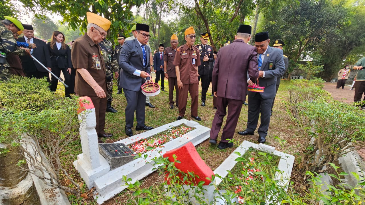 Kenang Jasa Pahlawan Pilar Tabur Bunga di TMP Seribu